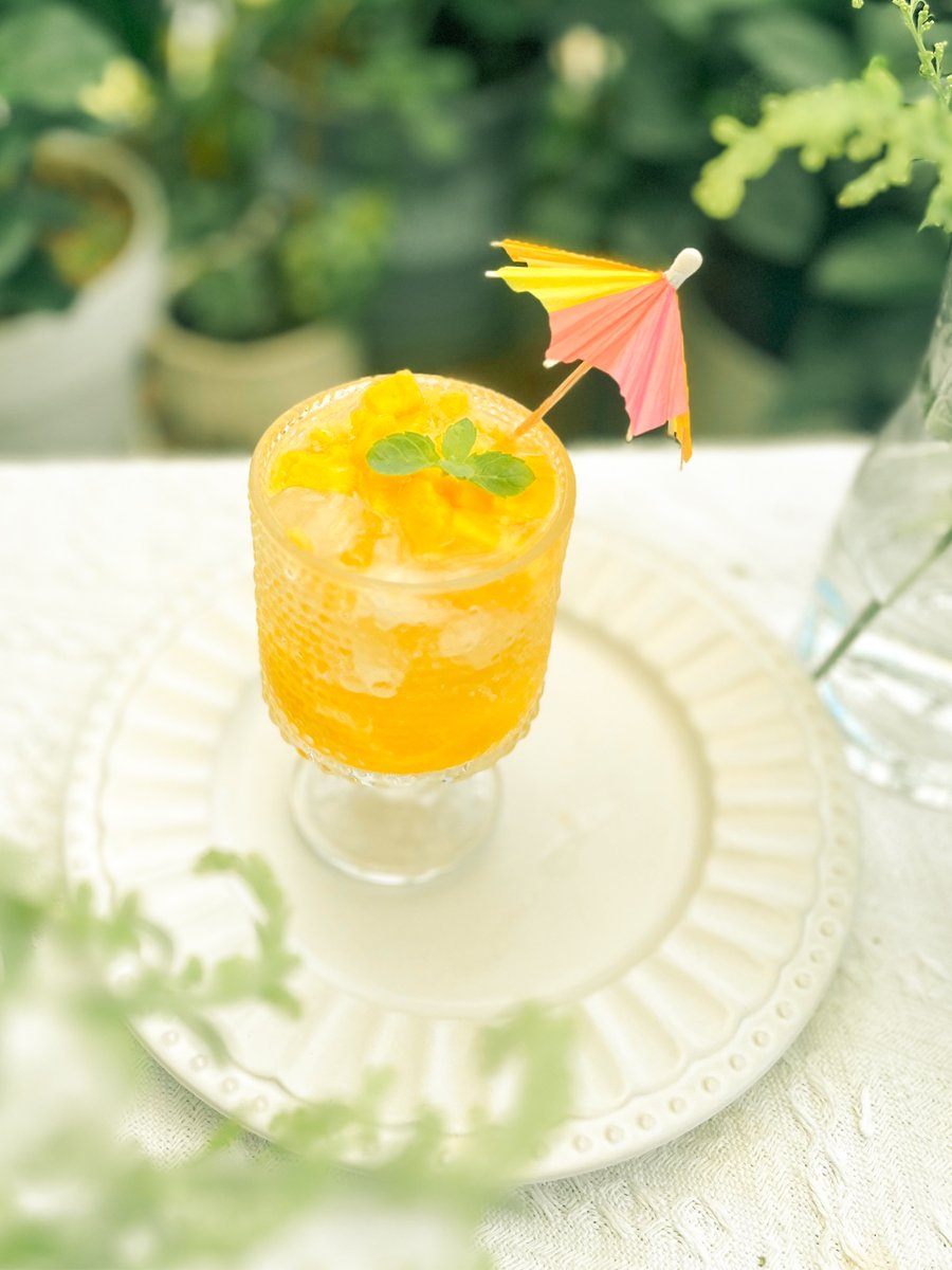 uznafsegda's tweet image. Beat the heat with a 5-min Mango Basil Cooler!  Blend 1 ripe mango + 6 basil leaves + 1 cup coconut water + ice. Top with a basil sprig—refreshing, tropical, zero added sugar! #SummerDrinks #EasyRecipes