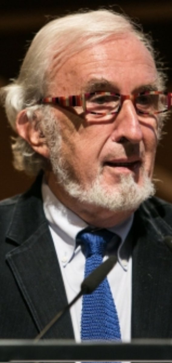 23Rapp's tweet photo. Michael J. Sandel, Michele Taruffo y Luigi Ferrajoli comparten una preocupación profunda por la justicia sustantiva (o material) más allá de la mera legalidad formal, aunque desde perspectivas y disciplinas distintas: filosofía política (Sandel), procesal civil y teoría de la prueba (Taruffo) y teoría del derecho penal/constitucional garantista (Ferrajoli).
 No forman una "escuela" única, pero convergen en críticas al formalismo puro y en la idea de que la justicia requiere algo más que procedimientos o normas válidas: debe aproximarse a la verdad, a los derechos fundamentales y a consideraciones éticas o comunitarias.

 1. Crítica al formalismo y énfasis en la justicia sustantiva
- Michael J. Sandel (filósofo estadounidense, autor de Justicia: ¿Hacemos lo que debemos?*) critica las teorías liberales procedimentalistas (como la de Rawls) que separan la justicia de concepciones del bien común o de la virtud. 
Para Sandel, la justicia no es solo neutralidad o distribución imparcial, sino que implica juicios morales, comunitarios y sobre lo que es "correcto" en contexto.
 Defiende una justicia que incorpora el bien común y las responsabilidades cívicas.
- Luigi Ferrajoli (teórico italiano del garantismo) distingue entre validez (formal, positivista) y justicia (sustancial). 
En su modelo de "constitucionalismo rígido" o garantista, las normas deben someterse a límites materiales derivados de los derechos fundamentales.
 Una ley válida puede ser injusta si viola derechos; el derecho debe servir como instrumento de paz y protección real de la dignidad humana, no solo como técnica formal.
 Critica el positivismo extremo y defiende una "justicia positiva" anclada en principios constitucionales.
- Michele Taruffo (procesalista italiano) insiste en que la decisión judicial justa requiere, como condición esencial (conditio sine qua non), la búsqueda de la verdad de los hechos y una motivación racional. 
Critica las visiones puramente formalistas o retóricas del proceso; para él, la jurisdicción no es solo resolver controversias de forma procedimental, sino administrar justicia mediante la correcta aplicación de normas a hechos verdaderos.
 Ha escrito sobre la lectura de Ferrajoli y la garantía jurisdiccional como protección efectiva de derechos.

En común: los tres rechazan una justicia reducida a procedimientos neutros o mera legalidad. 
Sandel lo hace desde la filosofía comunitarista/virtud; Ferrajoli desde el garantismo constitucional (derechos como límite material al poder); Taruffo desde la epistemología procesal (verdad como base de la justicia de la sentencia).

 2. La importancia de la verdad y la racionalidad en la justicia
Taruffo y Ferrajoli convergen explícitamente en que la verdad procesual (o aproximación razonada a los hechos) es clave para una decisión justa, frente a concepciones escépticas o puramente consensual. Sandel, aunque no se centra en el proceso judicial, enfatiza el razonamiento moral público y el debate sobre verdades éticas/políticas, no solo agregación de preferencias. 
Los tres valoran el razonamiento práctico (ético, jurídico o probatorio) sobre el decisionismo o el relativismo.

3. Protección efectiva de derechos y garantías
Ferrajoli y Taruffo destacan la tutela jurisdiccional efectiva de los derechos fundamentales como elemento central de la justicia en el Estado constitucional. 
Sandel, desde otra tradición, critica el liberalismo que reduce la justicia a derechos individuales abstractos sin comunidad ni virtud. 
Los tres ven la justicia vinculada a la dignidad humana y a límites al poder (político o judicial arbitrario).

Diferencias notables
- Sandel es más comunitarista y crítico del liberalismo individualista.
- Ferrajoli es garantista penal y constitucional (enfoque en límites al ius puniendi y derechos como "ley del derecho").
- Taruffo es más técnico-procesal, centrado en la prueba, la motivación y la epistemología de la decisión judicial.