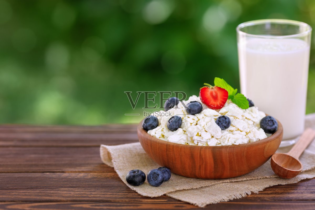 ev7dd89d9BoqwYm's tweet image. "Bite of fresh berry yogurt = instant sunny mood  #FoodJoy #QuickBite"