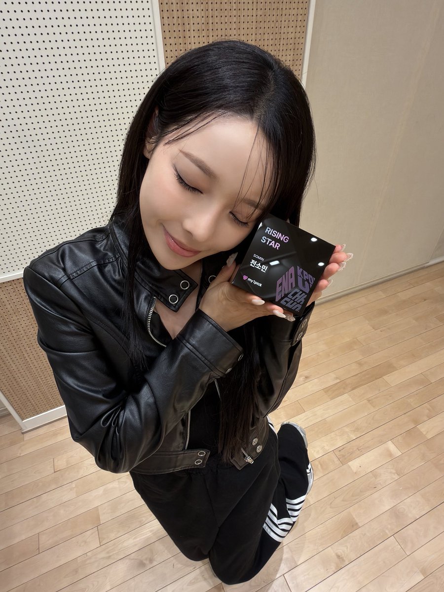 [📷]
260428 ENA K-POP UP CHARTSHOW

<ENA RISING STAR>를 수상하였습니다 🏆
전부 HIDDEN KARD 덕분이에요 ‧⁺◟( ᵒ̴̶̷̥́ ·̫ ᵒ̴̶̷̣̥̀ )♡ 

#KARD #전소민
#카드 #SOMIN
#ENAKPOPUPCHARTSHOW