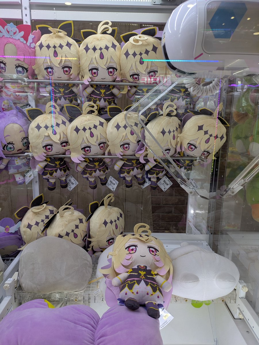 Cure_Idol777's tweet photo. イオンモールのゲーセンでアルカナシャドウのぬいぐるみを見つけたから取ろうとしたら
取れるように見せかけて取らせない詐欺台に感じた···
頭が重いし床のぬいぐるみにハマるように設置されてるし最悪👎 https://t.co/XOUT1YGjOi
