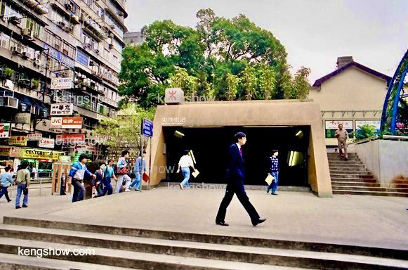 ちょうど40年前の香港・尖沙咀  彌敦道
MTR尖沙咀駅 A1出口  1986.3