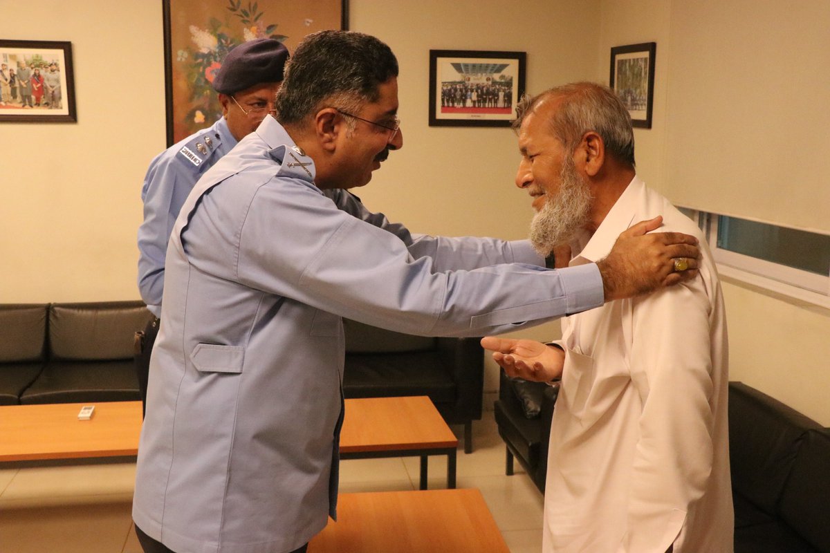ICT_Police's tweet image. آئی جی اسلام آباد سید علی ناصر رضوی کی کھلی کچہری میں تشریف لائے والے شہری سے ملاقات۔ شہری کی شکایت و مسائل کو سن کر فوری حل کے لیے متعلقہ افسران کو احکامات جاری کیے۔

#WeRIslamabadPolice #Islamabad #AliNasir
