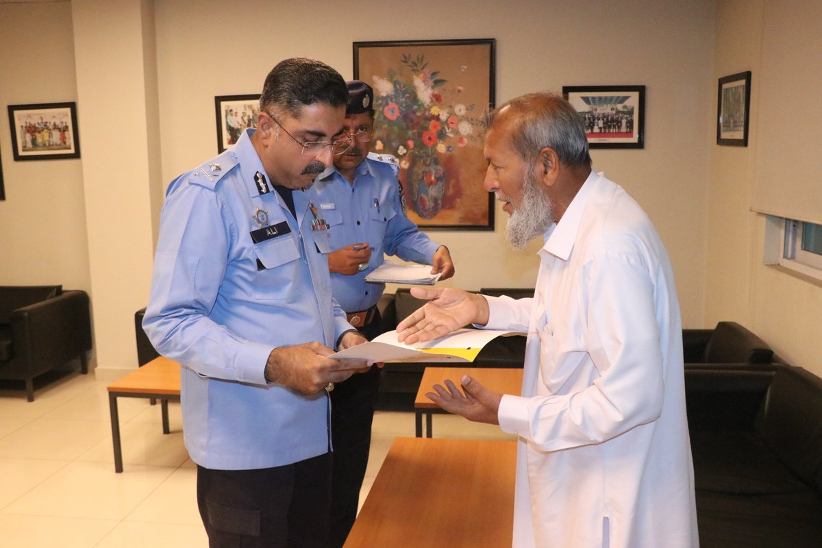 ICT_Police's tweet image. آئی جی اسلام آباد سید علی ناصر رضوی کی کھلی کچہری میں تشریف لائے والے شہری سے ملاقات۔ شہری کی شکایت و مسائل کو سن کر فوری حل کے لیے متعلقہ افسران کو احکامات جاری کیے۔

#WeRIslamabadPolice #Islamabad #AliNasir