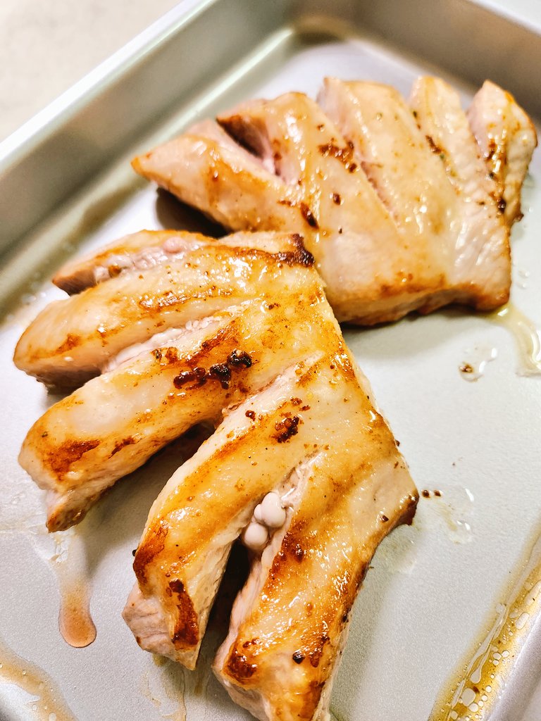 akigaseman's tweet photo. 鶏がクソ高くなってきた反面、こんなに厚切りでいい豚リブロースが100g99円…何が安くて美味しいかを見直すべきかもねぇ( ⌯᷄ω⌯᷅)

もちろん分厚くて火が通り切ってないのは承知！こっから特製のタレでちょいと煮込んでポークチャップにしてくれるわ！(   ◜▿◝ )🐷💕 https://t.co/FJ169p02e9