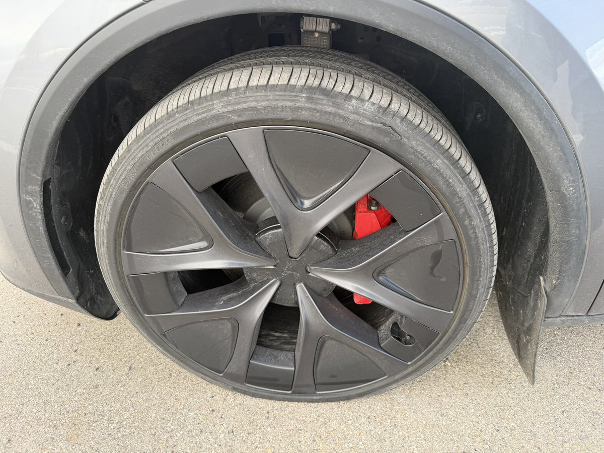DetroitTeslaTek's tweet photo. @DirtyTesLa @wholemars This is what it did to me, on FSD, e.g., second time, mostly the reason I don’t use FSD, https://t.co/pOMvbJDbWH