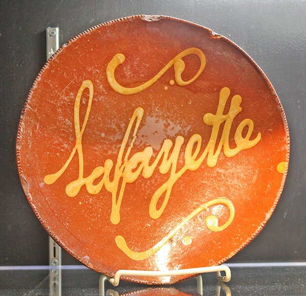 AntiqueDigest's tweet image. At the Washington Winter Show: Resser-Thorner Americana displayed this redware platter. Featuring a coggled edge and boldly lettered “Lafayette” in yellow slip, the circa 1824 platter was tagged $3950 maineantiquedigest.com/stories/washin… #antiques #antique #redware #Lafayette #art #folkart