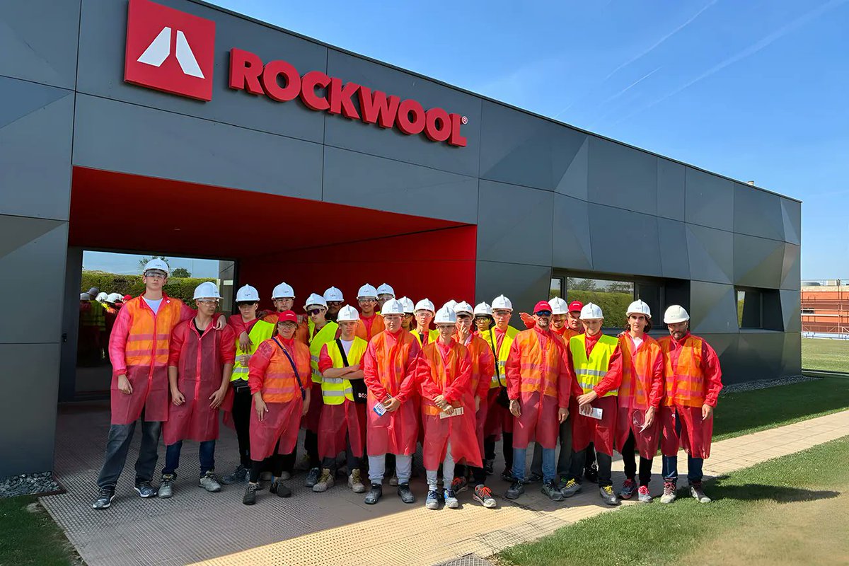 NavarraCapital's tweet image. 👷‍♂️ #EMPRESA | @ROCKWOOL_ES abre su planta de #Caparroso a futuros profesionales italianos de la construcción.

#NavCapital

💻 navarracapital.es/rockwool-abre-…