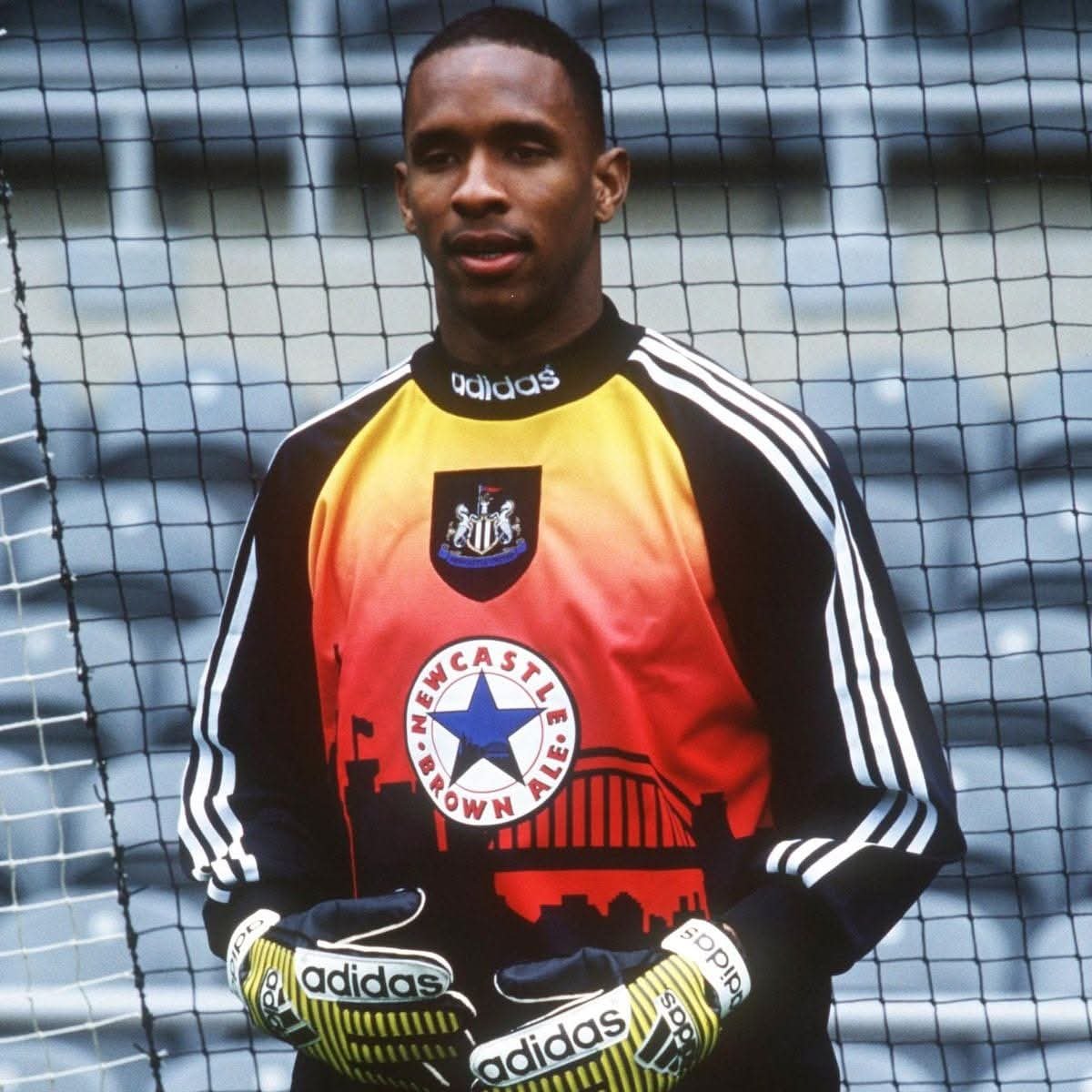 Magpie24_7's tweet image. What a goalkeepers jersey. They don't make them like that ANYMORE and I need one for my collection!

Shaka Hislop on modelling duties here! 

Speaking of him where do you see him on our 'Best ever' goalkeepers list?

#NUFC #Newcastle