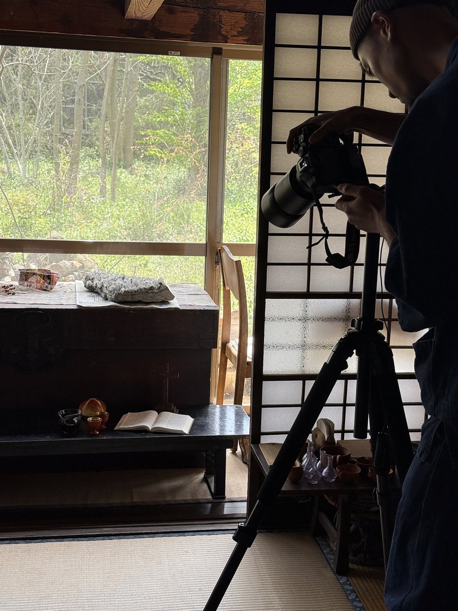 RakuzenLLC's tweet photo. 大学時代の友人の依頼で教会の看板デザインをすることに。
アメリカに設置するからと「ニッポンのクールで雅な文化×キリスト教」なデザインが友人からの要望。
一心堂の木内さんの漆工房兼アトリエをお借りして、カメラマンの梶直輝さんに素敵な写真を撮っていただきました。
#一心堂
#梶直輝 https://t.co/1AeKUKeBGJ