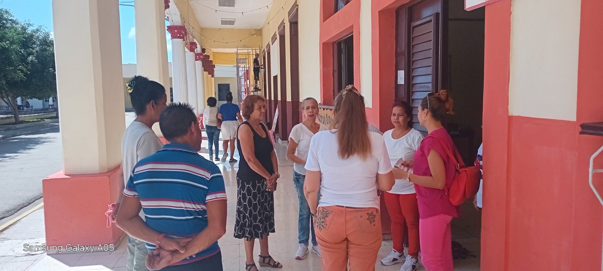El Palacio de Pioneros Raquel González Pérez de Bayamo, recibe la pegatina “Colectivo en Primero de Mayo” por los excelentes resultados obtenidos en la etapa, reflejo del compromiso, la entrega y el esfuerzo de todo su colectivo.
#LaPatriaSeDefiende 
<a href="/CubaMined/">MINED</a> 
<a href="/dmebayamo/">Dirección General de Educación Bayamo</a>