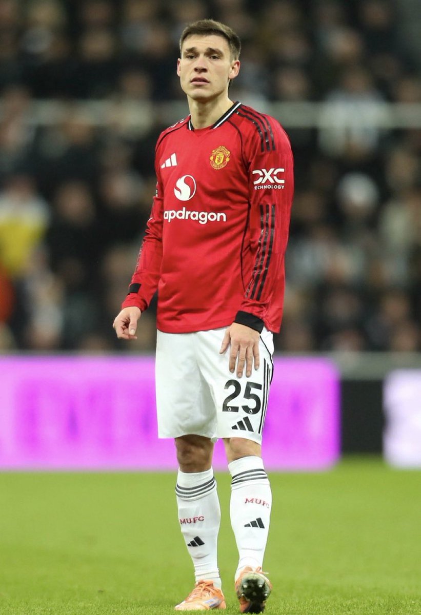 snowj24's tweet image. 🚨 Manuel Ugarte is available for sale this summer with Manchester United prepared to let him go for around £25 million. [@samuelluckhurst]

Do you think we can get him sold for that amount? 

#mufc #utd #PremierLeague #ManUtd