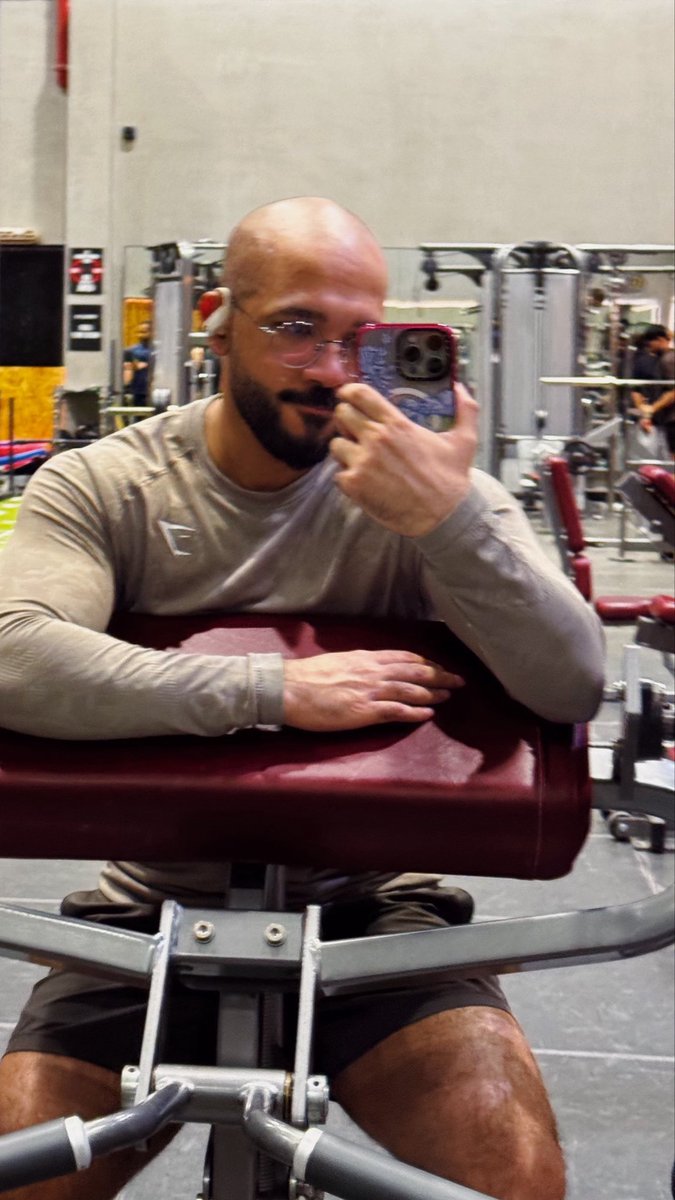 big advocate of blurry gym selfies.