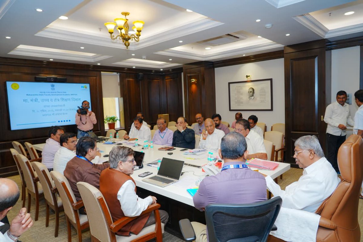 airnews_pune's tweet image. उच्च आणि तंत्रशिक्षण मंत्री चंद्रकांत पाटील यांच्या अध्यक्षतेखाली राज्यातील विद्यापीठांतर्गत येणाऱ्या महाविद्यालयांसाठीच्या 'फी निश्चिती कार्यपद्धती'चा सर्वंकष आढावा घेण्यासाठी महत्त्वपूर्ण बैठक संपन्न. 

@ChDadaPatil
 
#HigherEducation #StudentWelfare #UniversityUpdates