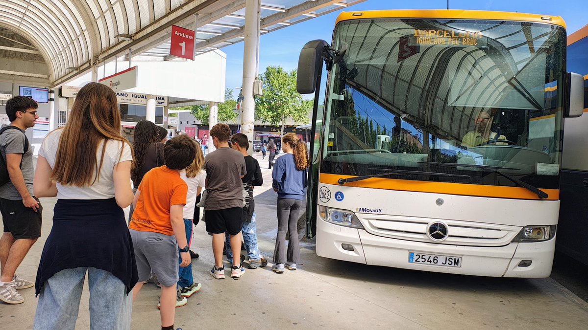 castelloli's tweet image. 📢 Matinal de transport públic a l’escola Les Passeres

Els alumnes de 5è i 6è han après com usar l’autobús i les normes bàsiques amb l'@amtu_cat  🚍 i ho han posat en pràctica amb un viatge fins a Igualada 👏

Una experiència molt ben rebuda! 🙌

#Castellolí #TransportPúblic