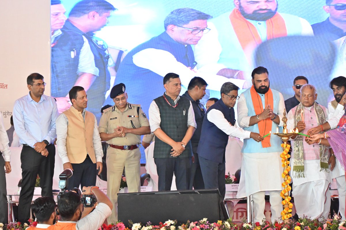 IndustriesBihar's tweet photo. बिहार में MSME और औद्योगिक विकास को नई रफ्तार!

माननीय मुख्यमंत्री श्री सम्राट चौधरी के दूरदर्शी नेतृत्व में बिहार का औद्योगिक परिदृश्य तेज़ी से आगे बढ़ रहा है। भारत सरकार के सूक्ष्म, लघु एवं मध्यम उद्यम (MSME) मंत्रालय द्वारा स्थापित प्रौद्योगिकी केंद्र, पटना तथा मुजफ्फरपुर, रोहतास, दरभंगा एवं मुंगेर में एक्सटेंशन सेंटर का आज भव्य शुभारंभ किया गया।
राज्य के औद्योगिक विकास, तकनीकी नवाचार और सूक्ष्म, लघु एवं मध्यम उद्यम (MSME) सेक्टर को नई गति देने की दिशा में कई अहम पहल की गईं। 
बिहटा (पटना) में आयोजित कार्यक्रम में माननीय मुख्यमंत्री श्री सम्राट चौधरी एवं माननीय केंद्रीय मं��्री, MSME मंत्रालय, श्री जीतन राम मांझी द्वारा टेक्नोलॉजी सेंटर का उद्घाटन किया गया।

@PMOIndia @PiyushGoyal @CimGOI @GovernorBihar @samrat4bjp @officecmbihar @kundan_ias @bihar_rc @PTI_News @ddnewsBihar @PIB_India @DoC_GoI @investindia @BiharIndustries @BiharCabinet @ficci_india @bimcgl @BSPCBOfficial @idabihar @startup_bihar @IPRDBihar @minmsme @jitanrmanjhi  @dm_patna