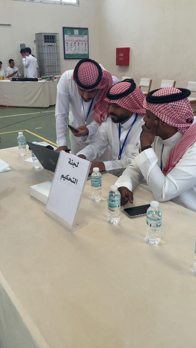 tgamgoom's tweet photo. في #عرعر 

حيث تتجه البوصلة للإبداع دائماً 
وللمبادرات المميزة باستمرار 

تشرفت اليوم بحضور مبادرة بطولة هي الأولى من نوعها لطلاب المدارس في عرعر 
( بطولة الشطرنج ) 
بمختلف المراحل بوجود محكمين معتمدين من الاتحاد السعودي للشطرنج 
@KSAchess حيث بلغ عدد المشاركين اكثر من 166 طالباً بعد ان تم اغلاق رابط التسجيل خلال يوم واحد 

وبدعم من سعادة مدير عام التعليم بمنطقة الحدود الشمالية أ.سعيد بن مساعد الزهراني @moe_hud 
وبجهود ذاتية تستحق التقدير 

انطلقت الفكرة من مبدعي ثانوية الملك سعود مدير المدرسة النشط والخلوق أ.حمود بن خلف الخطيب ورائد النشاط المبدع أ.محمد بن خلف العنزي وممثل لجنة الاتحاد السعودي للرياضة المدرسية بالمنطقة أ.عبدالعزيز بن سليمان الخيبري @SSSF_edu 

ما شاهدته من صغار المبدعين في لعبة الملوك والأذكياء والنبلاء شيء يفوق الوصف 
بل أن التنظيم المميز قصة أخرى تروي الإبداع وتؤكد وجود طاقات شبابية مبدعة 

بعد غد الخميس الساعة الناسعة صباحاً النهائي 

سأكون متشوقاً لمعرفة بطل وملك الشطرنج في عرعر من هؤلاء الصغار عمراً الكبار عقلاً 

شكراً من القلب لكل من كان خلف هذا العمل الجميل 

بصراحة انمنى تواجد أحد من الاتحاد السعودي للشطرنج @KSAchess 
ما شاهدته يستحق أن يجد الاهتمام من هذا الاتحاد النشط 

من هو بطل شطرنج عرعر للصغار يا ترى ؟

من يهدم القلعة ؟
ومن يحرك الفيل ؟
ومن يمتطي الحصان ؟
من هو البيدق ؟
ومن هو الوزير ؟
ومن يكون الملك ؟

بالتوفيق لجميع المشاركين 

@moe_gov_sa 
@mosgovsa