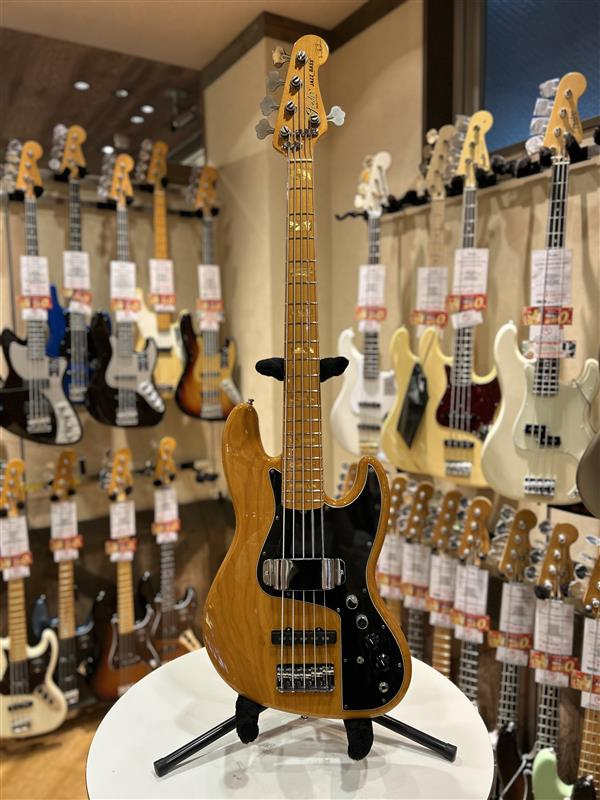 1484ssbs's tweet image. 【中古】Fender USA / Marcus Miller Jazz Bass V Aged Natural

マーカス・ミラーモデルの5弦ジャズベが入荷しました！！！

ボディはアッシュ、7.25Rメイプル指板の70sベースの構成で、ファンキーなプレイを掻き立てるアタック感と出音のスピードが魅力です！！！

#FENDER #BASS