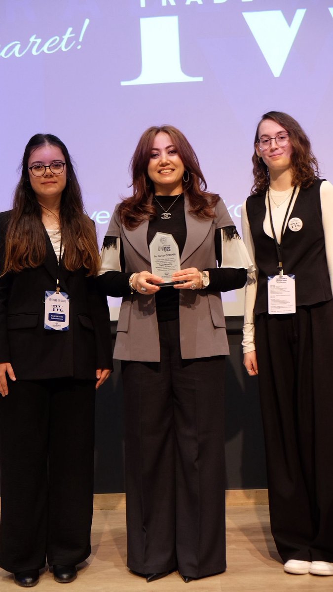 NURCANZDEMR's tweet photo. Bugün UNİDES kapsamında Bandırma Onyedi Eylül Üniversitesi’nde gençlerle bir araya geldim. Sadece ev sahibi üniversiteden değil, Sakarya ve Balıkesir’den gelen dış ticaret topluluğu öğrencilerinin gözlerindeki heyecanı paylaşmak güzeldi. https://t.co/6PauIs6LLk