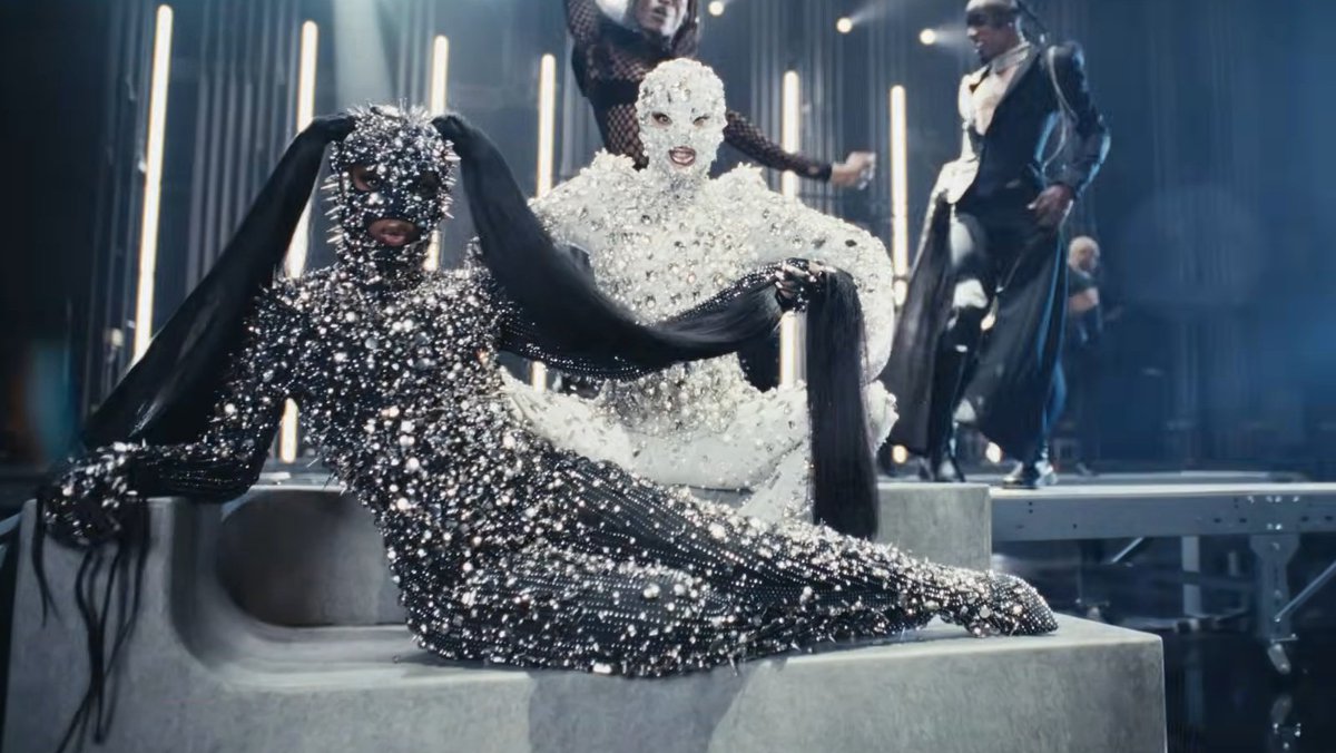 La Mode Unknown tweet media