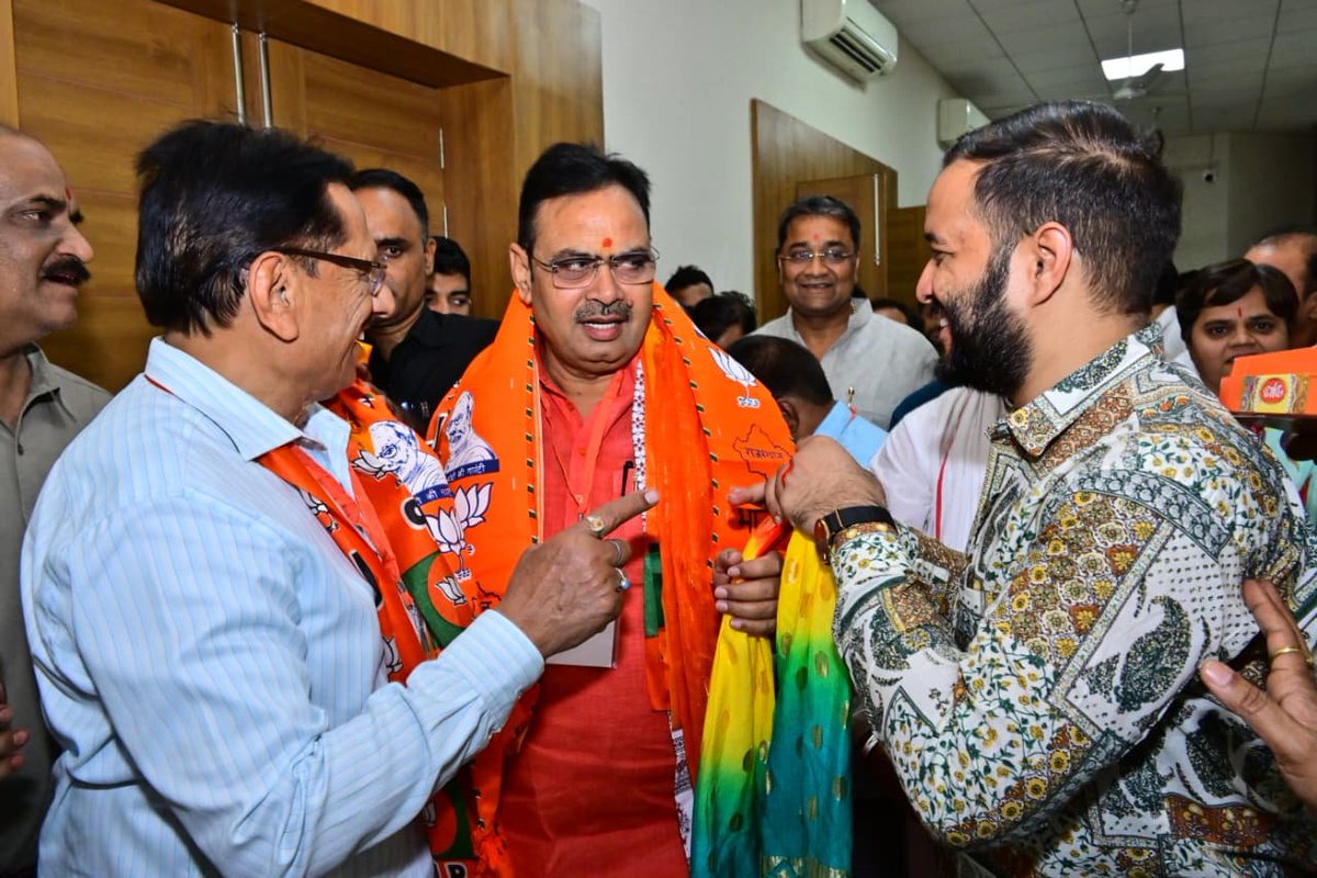 1stIndiaNews's tweet image. #Jaipur: मुख्यमंत्री भजनलाल शर्मा ने कराया मुंह मीठा

बीजेपी प्रदेश मीडिया प्रकोष्ठ के सदस्य आकाश को खिलाई मिठाई, आज है आकाश का जन्मदिन, बीजेपी मीडिया...

#RajasthanWithFirstIndia #BhajanlalSharma @BhajanlalBjp @yogesh2727sh1