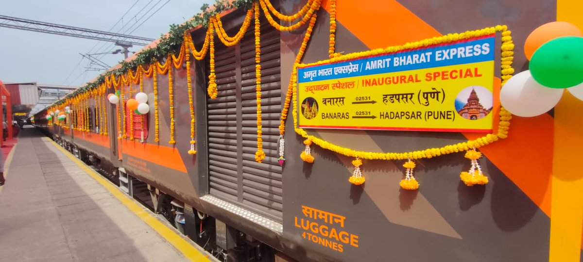 RailMinIndia's tweet photo. बनारस–पुणे(हडपसर) उद्घाटन स्पेशल #AmritBharatExpress ट्रेन बनारस स्टेशन से प्रस्थान के लिए है तैयार।🚊✨ https://t.co/sX2ldbyDH7
