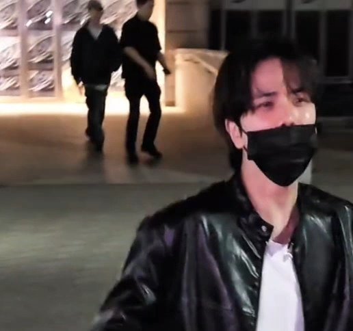 haknyeons_wife's tweet photo. That is Hak right..?

The video is so blurry its hard to tell 🥲 
The outfit looks the same and he came down from the same area

Video owner: 617018288 on xhs https://t.co/y9lARB9Gzx