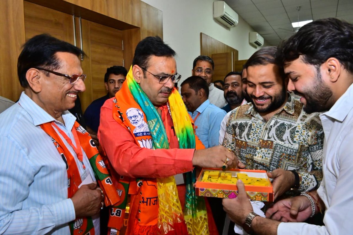 1stIndiaNews's tweet image. #Jaipur: मुख्यमंत्री भजनलाल शर्मा ने कराया मुंह मीठा

बीजेपी प्रदेश मीडिया प्रकोष्ठ के सदस्य आकाश को खिलाई मिठाई, आज है आकाश का जन्मदिन, बीजेपी मीडिया...

#RajasthanWithFirstIndia #BhajanlalSharma @BhajanlalBjp @yogesh2727sh1