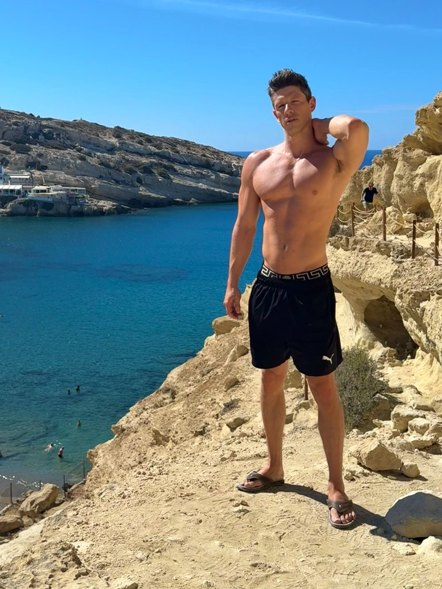 SaschaCologneX's tweet image. Had some photos taken in the rocks. Which pose do you prefer? 😉

#intherocks #muscles #gaymuscles #gayathlete #sixpack