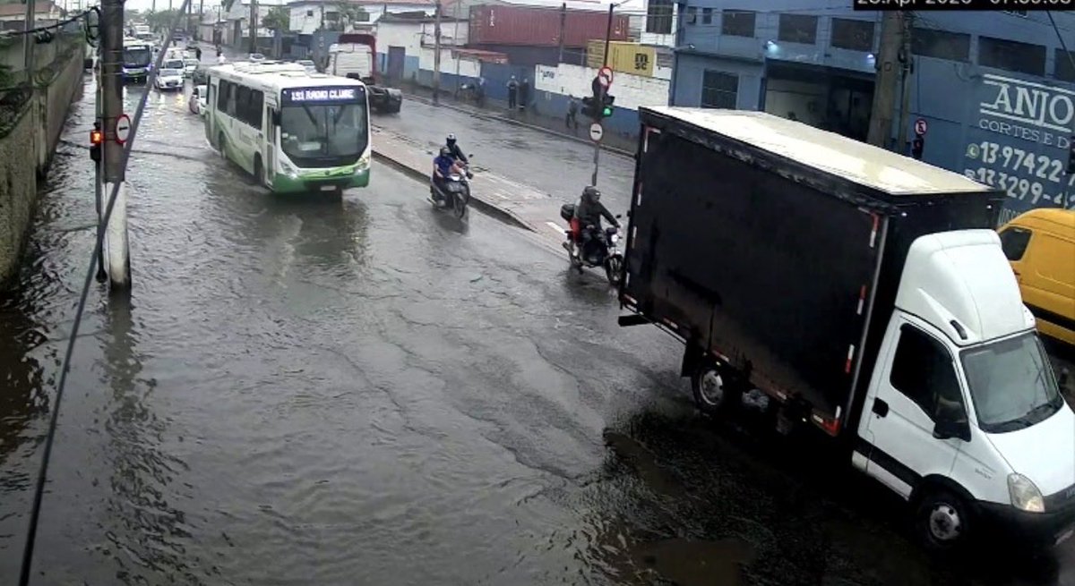 💦ALAGAMENTO 
📍Av. Nossa Senhora de Fátima 
- Faixas central e direita permanecem alagadas, sendo a direita intransitável.
Reflexos no trecho entre a R. Ana Santos e a - R. Boris Kauffman.
- Alterações semafóricas já realizadas.