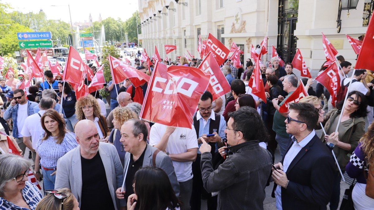CCOO's tweet photo. ✊🏻 #EstáPasando 🏛️ @CCOO se concentra ante el @Congreso_Es para exigir la prórroga del decreto de los alquileres que se debate este martes. https://t.co/wlpBdvgiDd