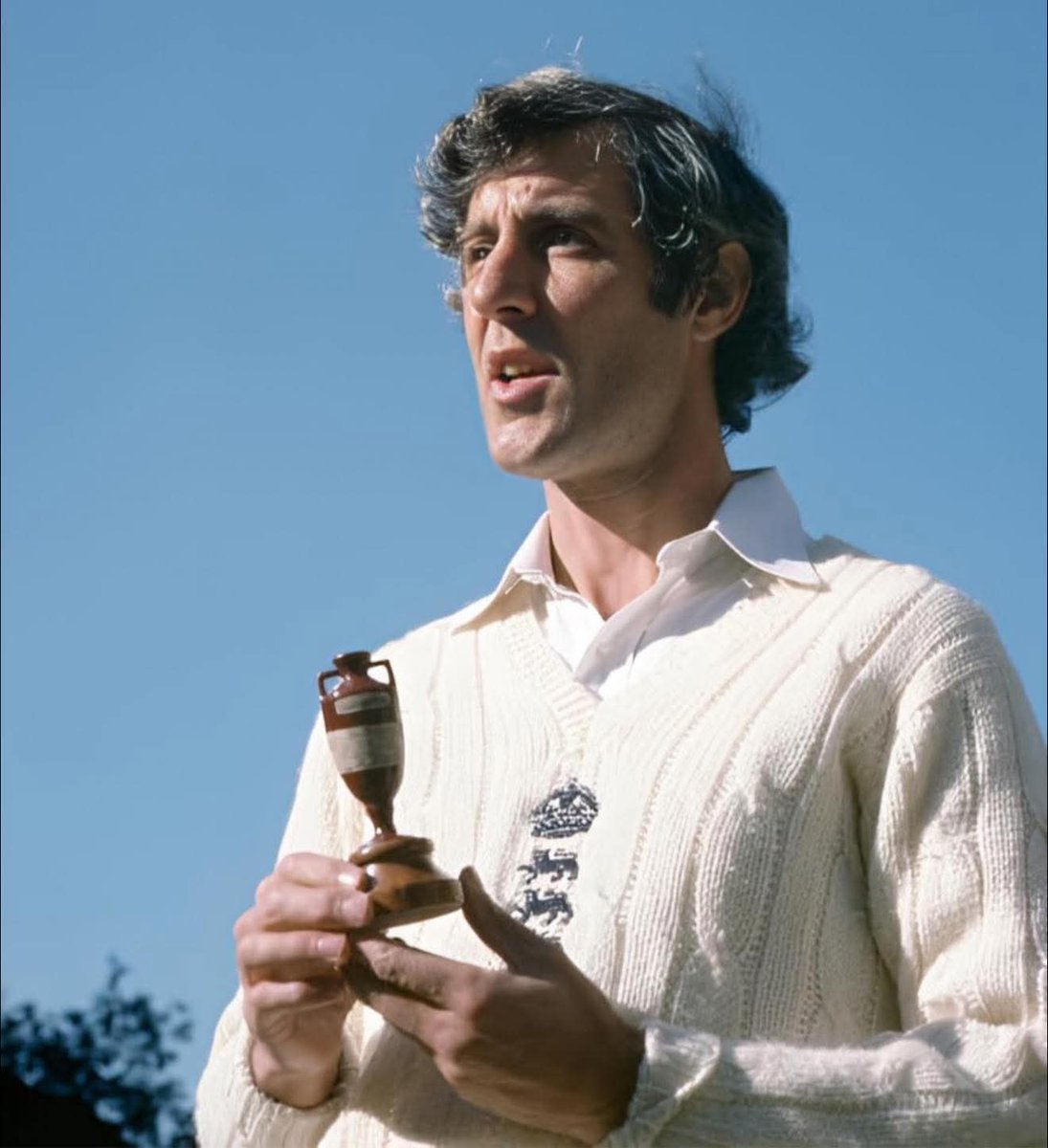 CricUpdate58494's tweet image. 6️⃣4️⃣ - International Matches 
1️⃣,9️⃣5️⃣2️⃣ - Runs 
1️⃣2️⃣ - Fifties 
1️⃣7️⃣8️⃣ - Fours 
6️⃣4️⃣ - Catches 

🔸3 Times #Ashes Series Winning Captain.
      🏆️🏆️🏆️
🔹Led England to the #CWC Final for the
      first time.🥈

(1/2)