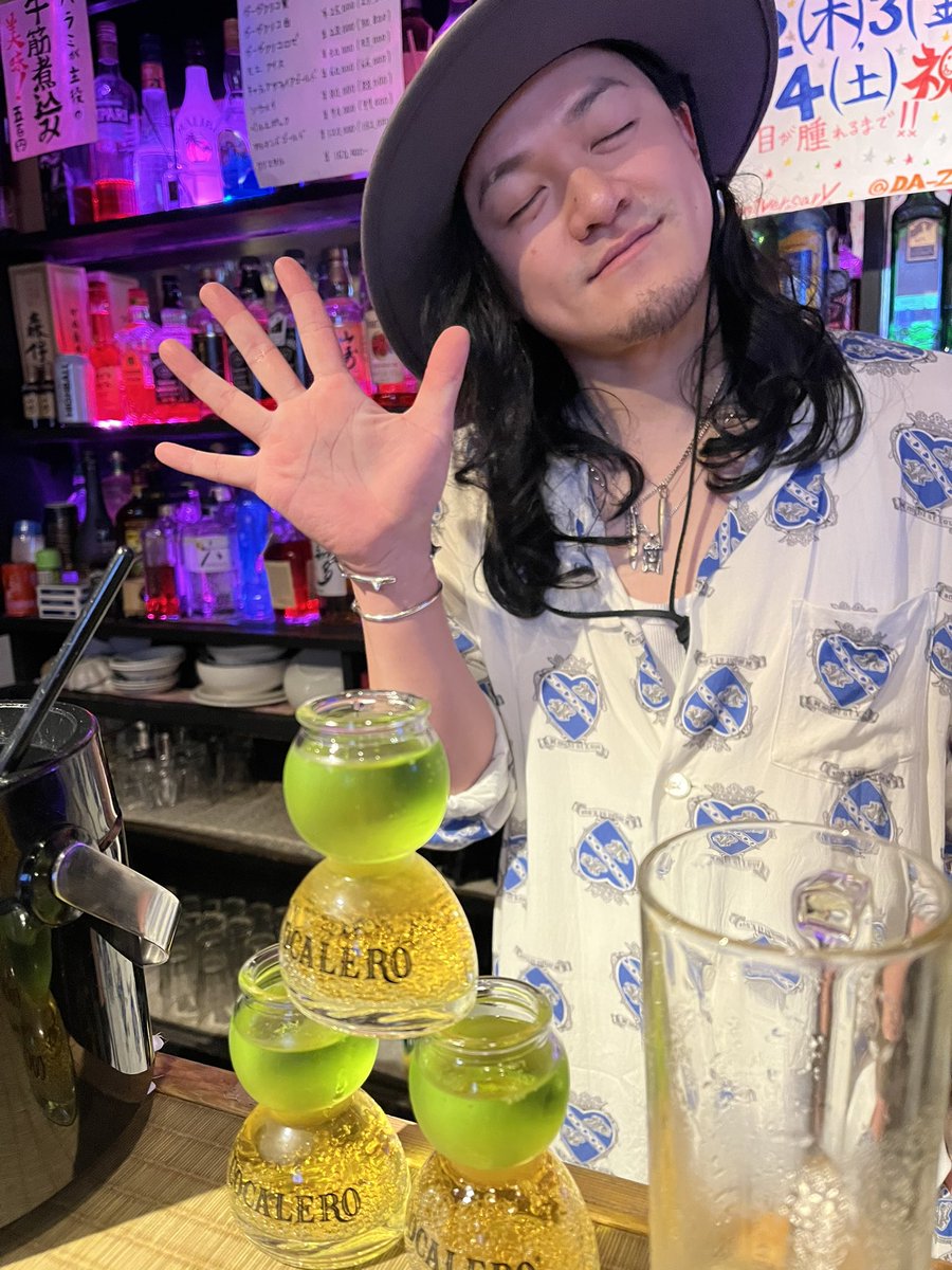 DA_ZU_'s tweet photo. 明日は祝日だよー！
世間はもうGWなのかな？
GWもDA-ZUは変わらず通常営業予定です。
祝日前の今夜も楽しもう🙌

本日のメンバー
ちか、ざっきー、めぐ https://t.co/dR8r2EO37G