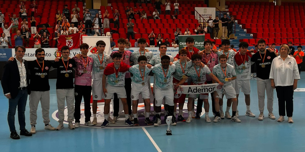 FCYLBM's tweet photo. 🏆 COMPETICIONES

El ABANCA ADEMAR LEON A es el campeón juvenil masculino de Castilla y León

El RECOLETAS ATLETICO VALLADOLID ING FRAILE se proclama subcampeón de la fase final disputada en Valladolid.

🗞️ https://t.co/wzSOfZkJhf

📷 @atlvalladolid

#⃣ #CyLesBalonmano https://t.co/ni7mrqHuMN