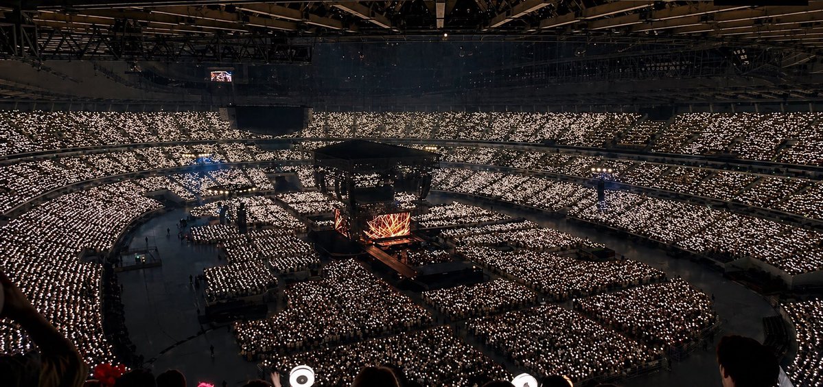 THE FACT THAT NO OTHER KPOP GIRL GROUP COULD ACHIEVE THIS CROWD IN JAPAN LIKE TWICE