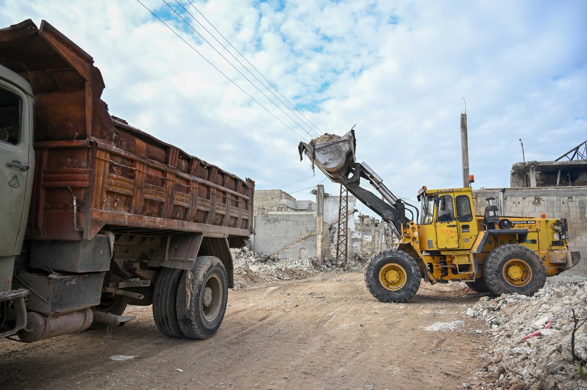 UndpSyria's tweet image. 🙏Thanks to our #PartnersAtCore 📷 @MOFAkr_eng, thru #REVIVE, @UNDP is advancing debris removal in #Homs:
🎯 113,000 tons to be removed
📍 13 neighborhoods
👷 200+ jobs created

✨Improving safety and restoring access, clearing the path to recovery in #Syria.