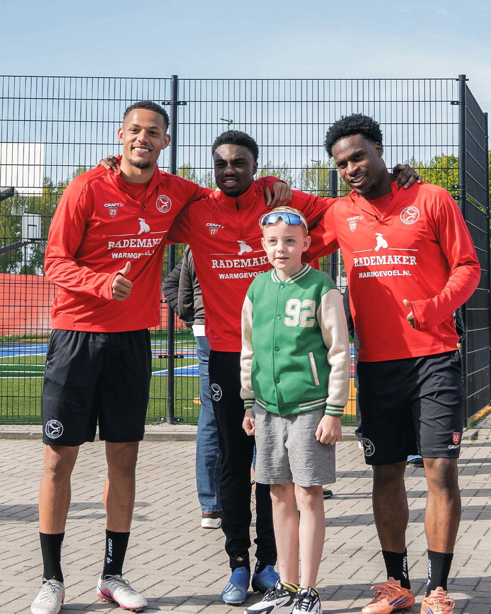 AlmereCityFC's tweet image. Samen. ❤️🖤

Bedankt voor jullie komst vandaag bij de open training! Hopelijk zien we jullie morgen weer in Den Bosch!

#AlmereCity #BetterTogether #DBOALM