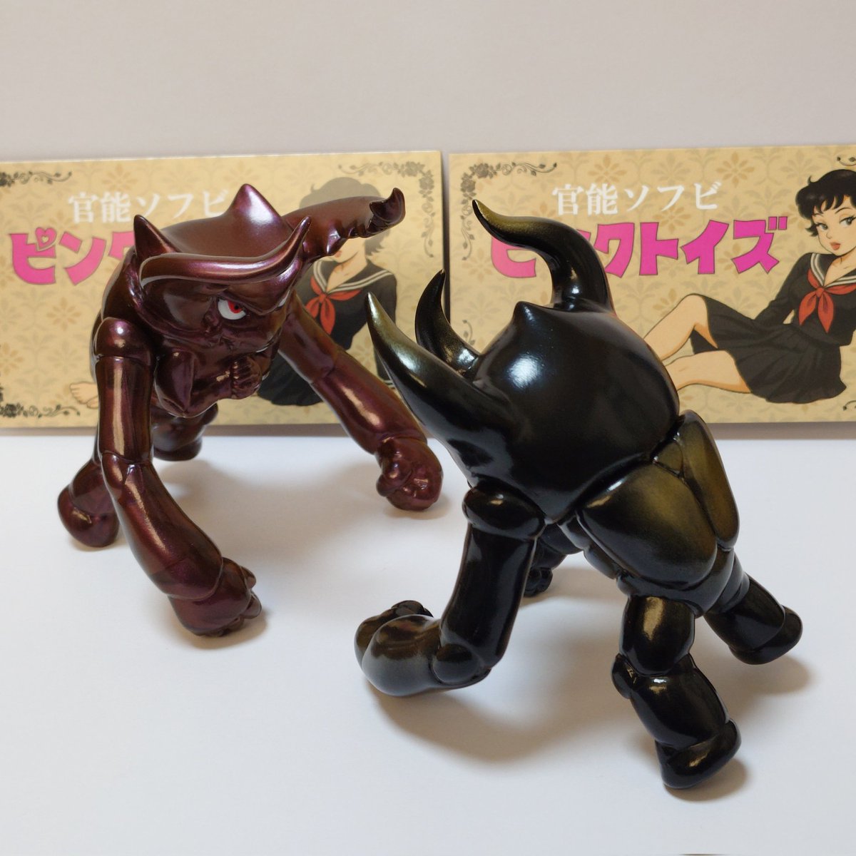 Neurotoxin1's tweet photo. ピンクトイズさんのブースで捕獲(購入)したカブトとクワガタ
昆虫っぽいテカリ具合
がしがしポーズとらせて遊ぶのマジで楽しい！　童心に返っ��しまう😁
#スーフェス #ピンクトイズ  #レッドシャーク #ソフビ https://t.co/Hnrsp2S4eh