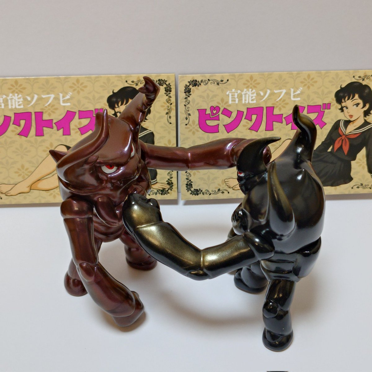 Neurotoxin1's tweet photo. ピンクトイズさんのブースで捕獲(購入)したカブトとクワガタ
昆虫っぽいテカリ具合
がしがしポーズとらせて遊ぶのマジで楽しい！　童心に返っ��しまう😁
#スーフェス #ピンクトイズ  #レッドシャーク #ソフビ https://t.co/Hnrsp2S4eh