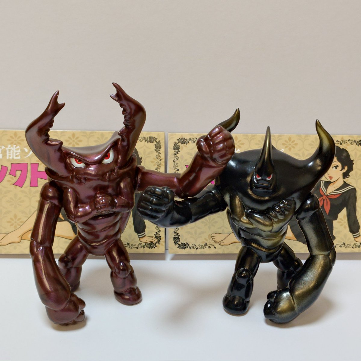Neurotoxin1's tweet photo. ピンクトイズさんのブースで捕獲(購入)したカブトとクワガタ
昆虫っぽいテカリ具合
がしがしポーズとらせて遊ぶのマジで楽しい！　童心に返っ��しまう😁
#スーフェス #ピンクトイズ  #レッドシャーク #ソフビ https://t.co/Hnrsp2S4eh