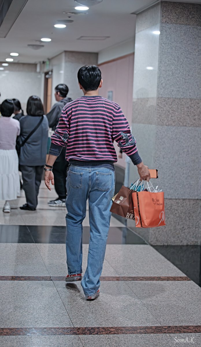 260426 롬쥴 퇴근길 B컷 
#박민성 배우님 
.
등장과 퇴장🥰