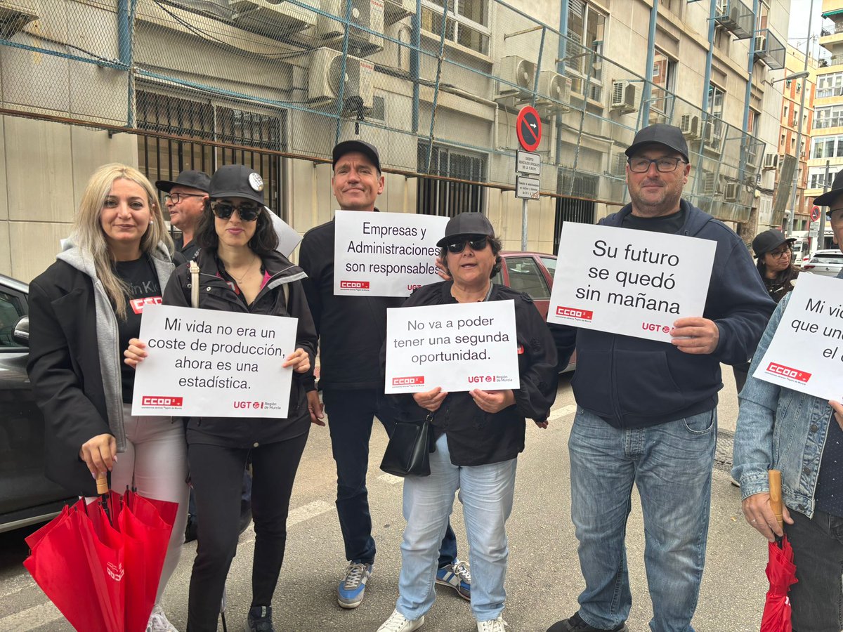 ccoocarlog's tweet photo. #CCOO @CCOORM
⛑️Que el trabajo no te cueste la vida. 28 de abril 
Día de la Seguridad y Salud #SaludLaboral
La salud laboral es un derecho, no un privilegio. 
Hoy y siempre: ¡Trabajar sí, enfermar no! 
@SaludLab_CCOO #28Abril #TrabajarSiEnfermarNo #CCOOCarretera #LogísticaSegura https://t.co/y7DcfGGsU8