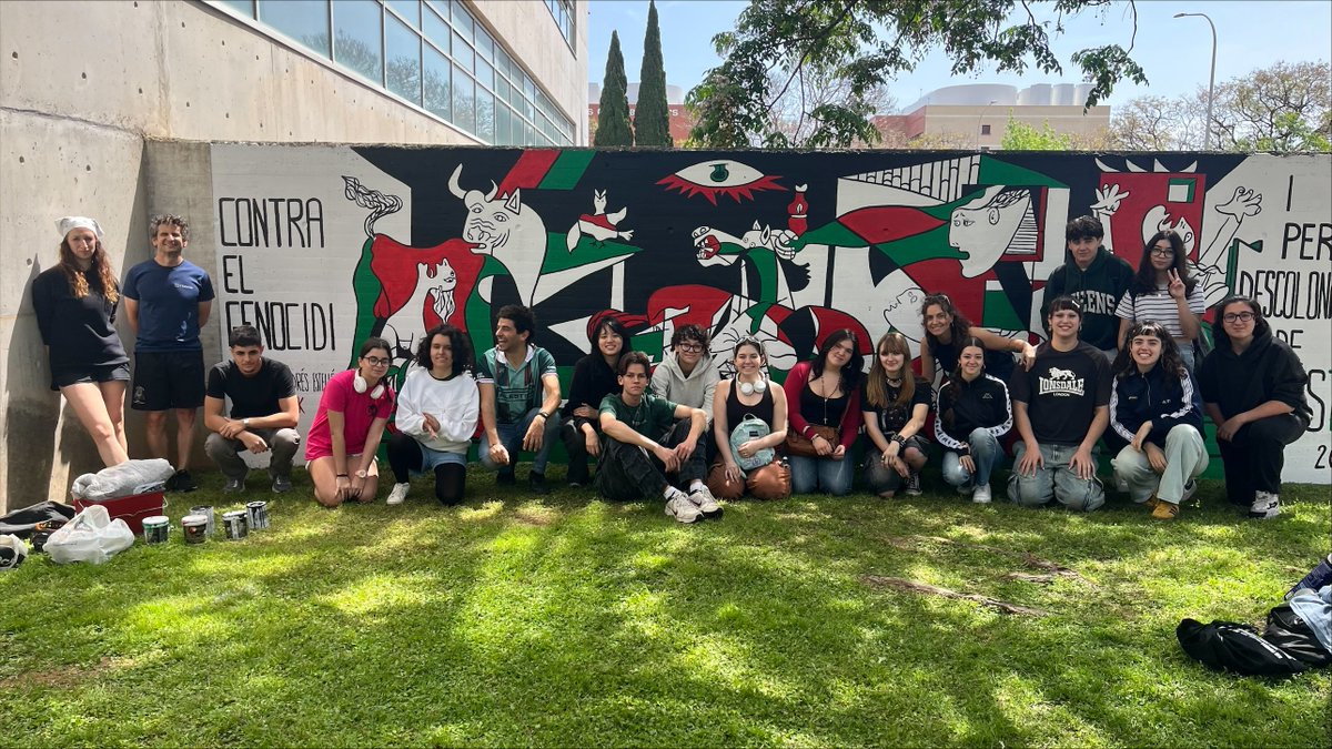 iesvae's tweet photo. MURAL
L’alumnat del BAT d'Arts de l'Estellés, dirigit per l’artista valenciana @ helga_ambak, ha participat en l'elaboració d’un mural a la Facultat de Magisteri de la @UV_EG. En el desenvolupament del projecte ha col·laborat @RUxPVLC.
Més informació en:
https://t.co/NyBhcxxbpI https://t.co/8vJHxd3PfJ
