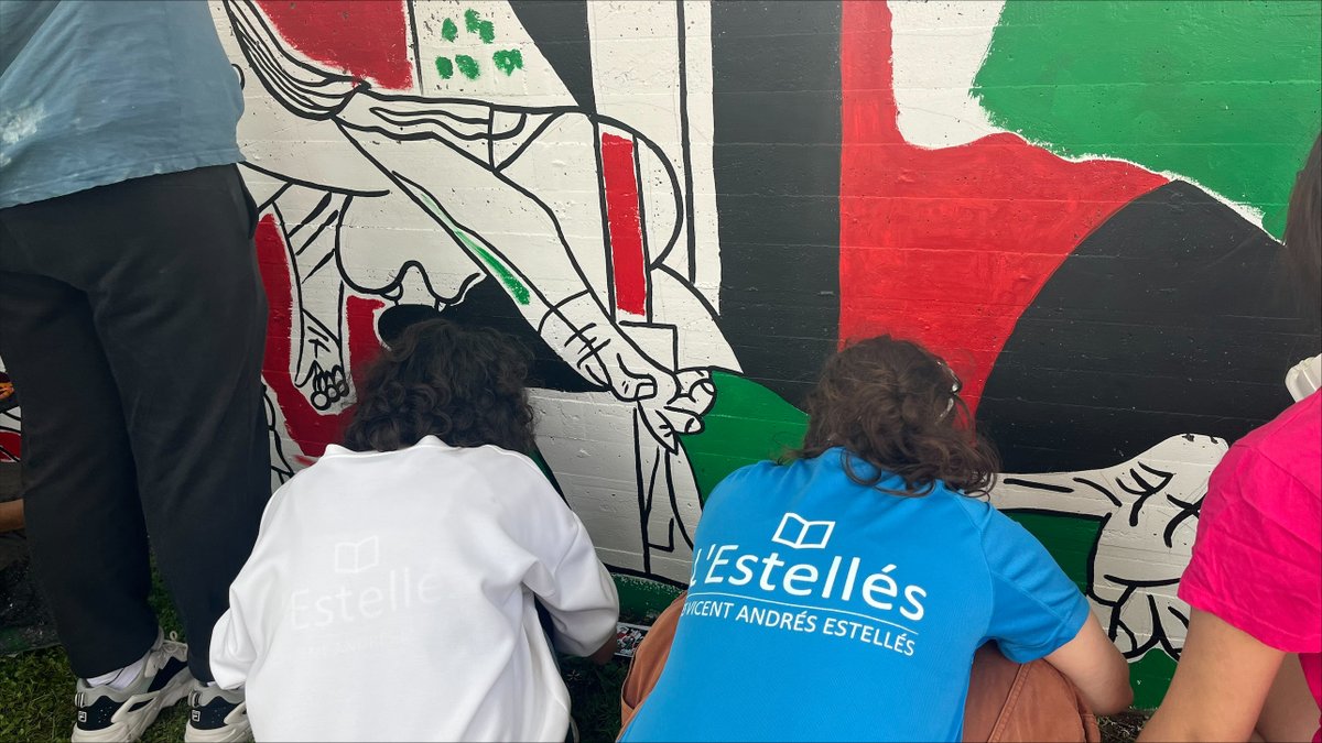 iesvae's tweet photo. MURAL
L’alumnat del BAT d'Arts de l'Estellés, dirigit per l’artista valenciana @ helga_ambak, ha participat en l'elaboració d’un mural a la Facultat de Magisteri de la @UV_EG. En el desenvolupament del projecte ha col·laborat @RUxPVLC.
Més informació en:
https://t.co/NyBhcxxbpI https://t.co/8vJHxd3PfJ