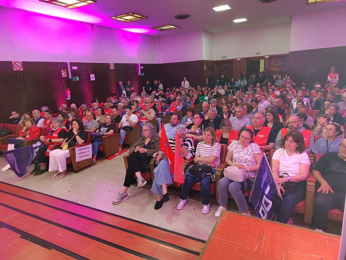 ccoogalicia's tweet image. 👉 Antes de marcha celebrouse unha ateigada asemblea para que desde os distintos sectores se explicase a situación, cunha diagnose compartida: falta de prevención, sobrecarga de traballo, mutuas que lavan as mans, colapso na sanidade pública.

#TraballarSIEnfermarNON