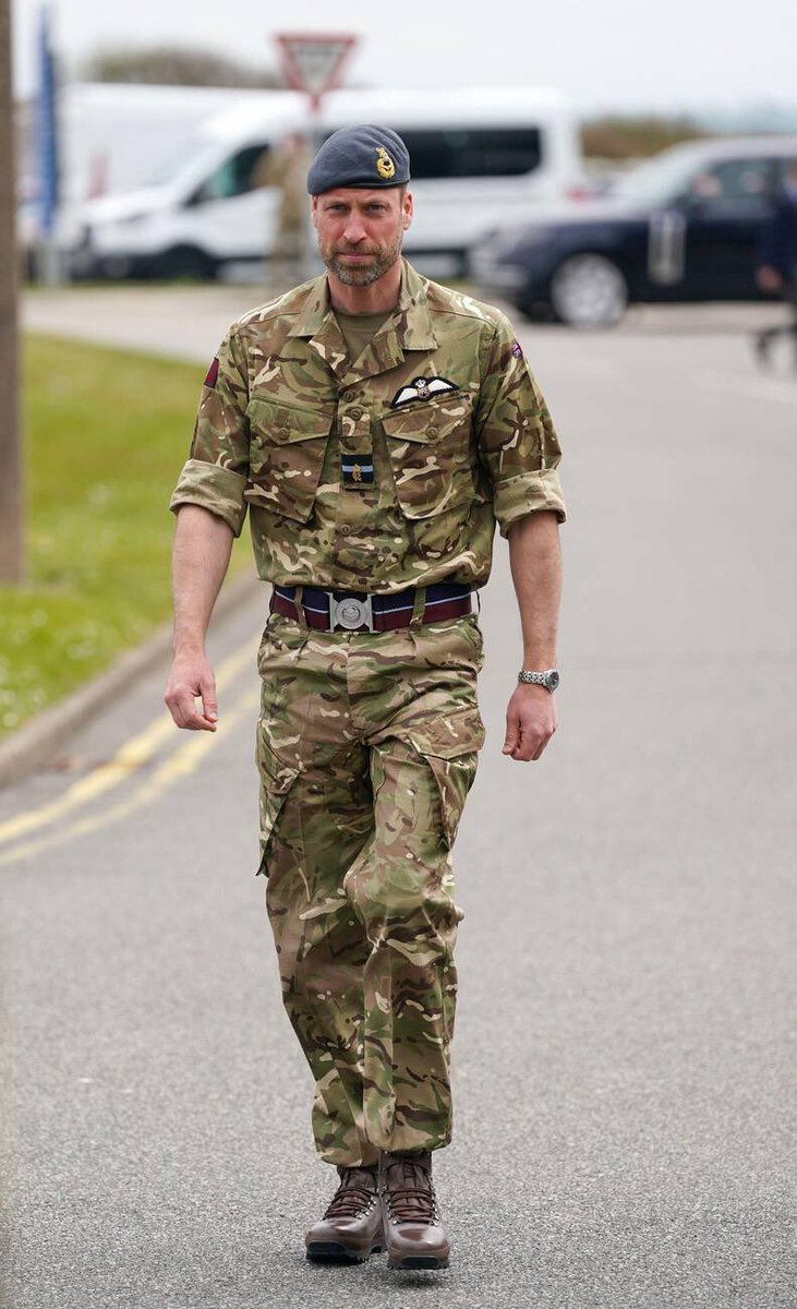 tokkianami's tweet image. Prince William in uniform 🤩

The Prince of Wales, Royal Honorary Air Commodore, RAF Valley, arrives for a visit to the airbase in Holyhead, Anglesey, as part of celebrations marking its 85th anniversary.