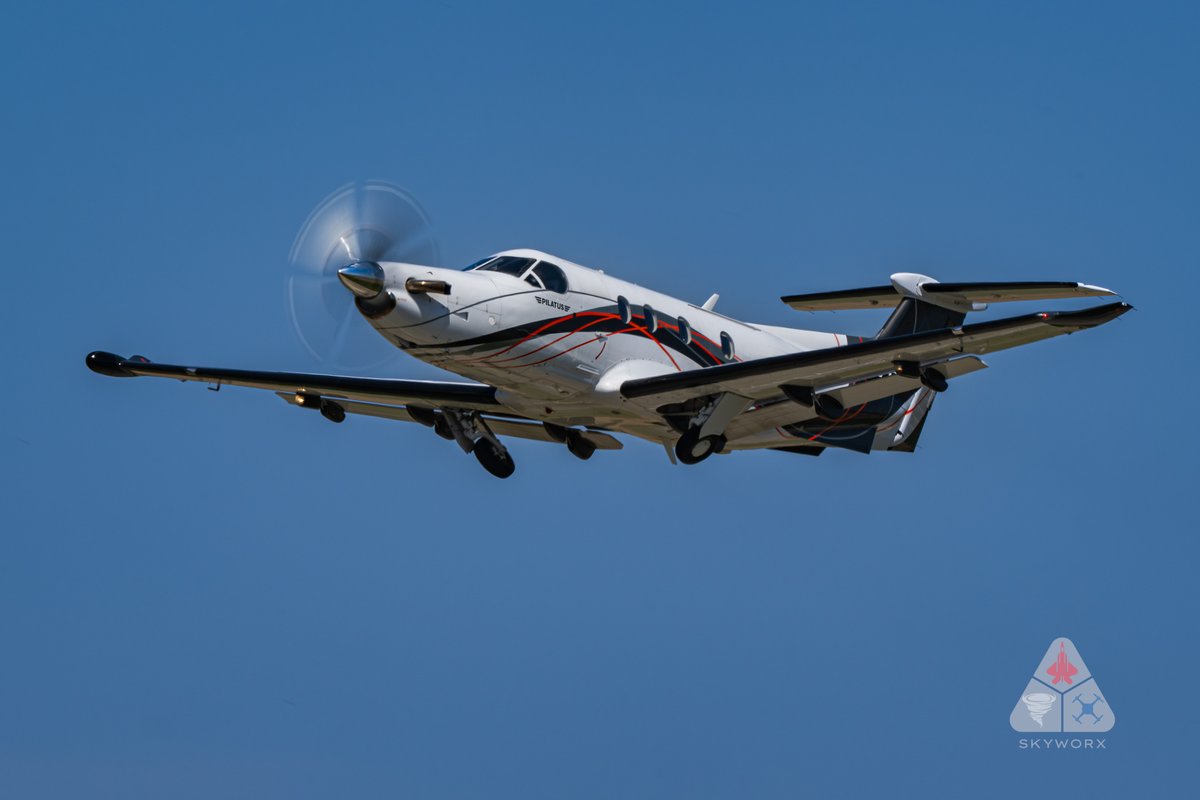 Skyworx_Media's tweet image. One of the slickest PC-12's I've seen in a long time.  I love the striping details.  This one, owned by Flight Level Services LLC launches out of KOWB back to KDVK.

#aviation #avgeek #planespotter