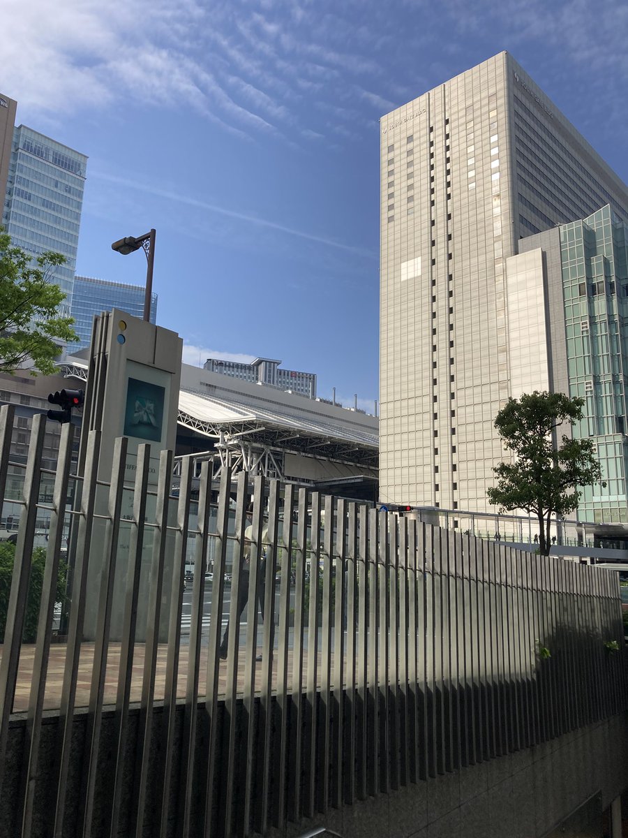 moon47678's tweet photo. 今日のライブすごくよかった^_^
優しくささやく声、力強く熱唱する声、綺麗な裏声等々、いろんな音色が聴けた。演奏も照明も素敵✨✨久しぶりに聞いた「愛の唄」感動した。黒いジャケットとシャツ、ネクタイ姿も似合っててカッコよかった🩷もっともっと聴いていたかったな🩷
#河村隆一
#ビルボード大阪 https://t.co/lq98AY2Ejs