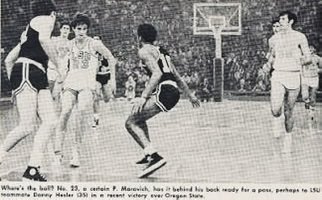 HarryHaris48861's tweet image. Pistol Pete Maravich of LSU dribbles behind his back against Oregon State in this newspaper photo from the 1960’s. #PeteMaravich #LSU #basketball 🏀