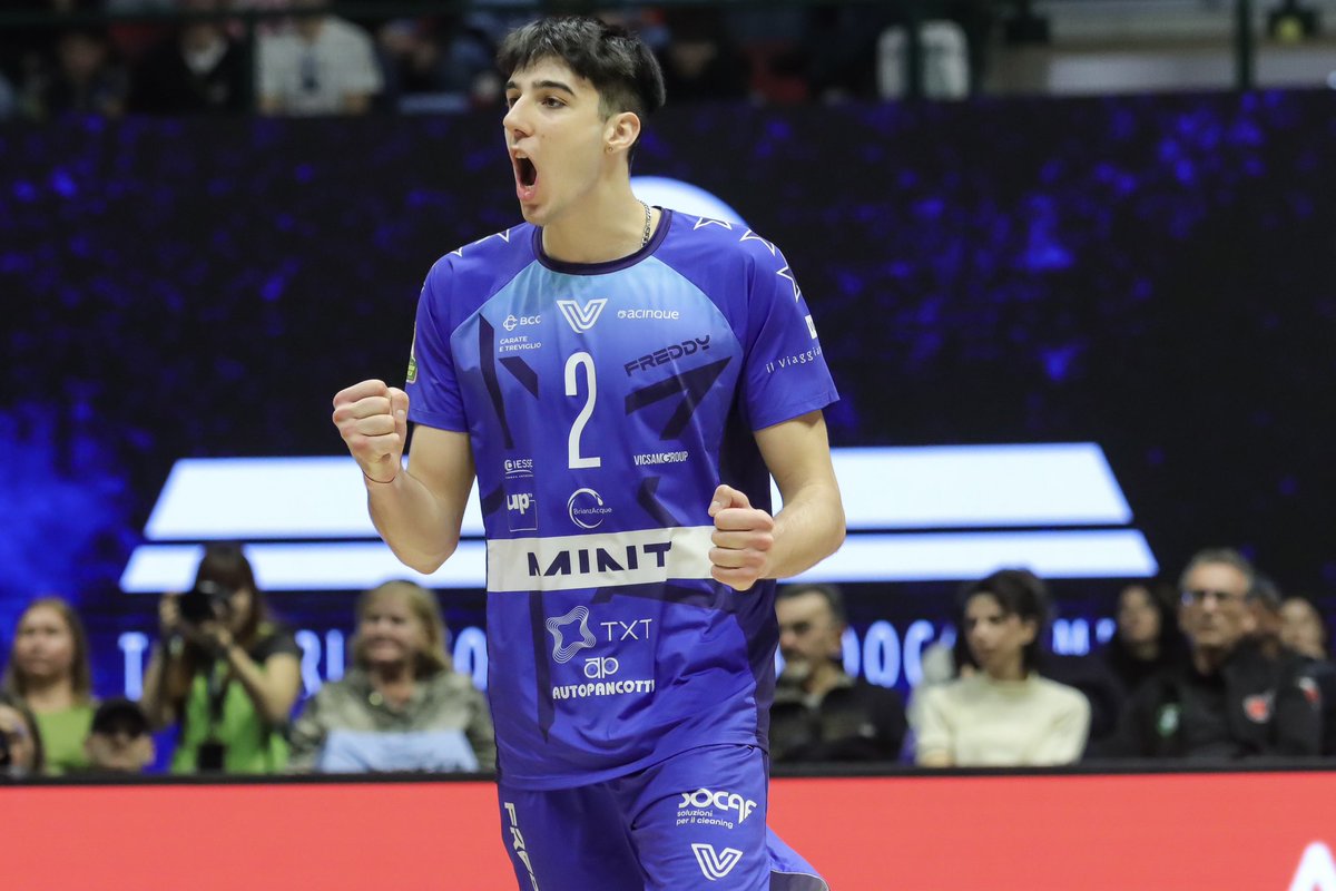 VeroVolley's tweet photo. “𝐓𝐡𝐞 𝐅𝐢𝐫𝐬𝐭 𝐓𝐢𝐦𝐞” ✨🇮🇹

Complimenti al nostro Diego Frascio per la sua prima convocazione in Nazionale Seniores 💙

🔙 Torna in azzurro anche Leandro Mosca dopo due anni💪🏻

#TrueLove 🫶🏻 https://t.co/sNalUbhbeh